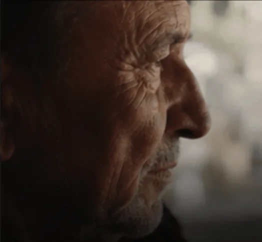 Retrato de perfil de um homem idoso em produção documental
